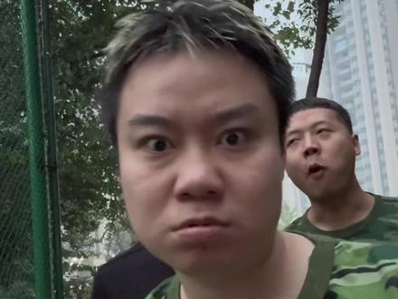 少爷冬天样的穿短袖哈#内向社恐 #南坪鲍勃