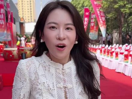 我觉得送给一个男人最好的礼物,就是送他一份事业!