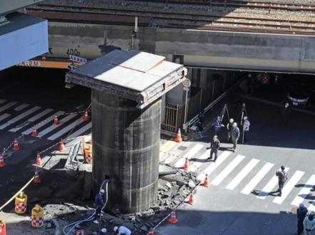 离了大谱! 日本大阪马路中央18米高巨管 一夜破土而出!