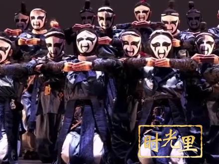 #会变脸的中国街舞团给世界亿点点震撼 今年3月,在美国加州,方正华和队友带着名叫《蜀山剑气》的街舞,站上最高水平赛事VIBE的舞台。第7秒,第10秒,第21秒……欢呼声一阵盖过一阵,那是VIBE街舞大赛创办30年来第一次见证“神秘的东方力量”,川剧变脸。4分17秒的舞蹈里,有街舞、武术、变脸。变脸有多难学,舞团破局的决心就有多大。长达半年的时间里,每个人都知道,他们跳的是舞,完成的是一次关于身份和文化的自我陈述。#时光里 #媒体精选计划