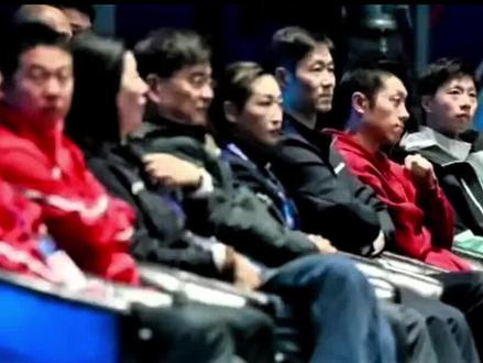 伦敦世乒赛最暖心的一幕就是观众席上这三个人:马龙王励勤许昕 龙、王励勤、许昕自费飞英国,一张门票就大几百,全是自己掏钱!
这几天看伦敦世乒赛,心里一直暖暖的,也酸酸的。
咱们国乒男团在那边拼,没想到看台上,坐着大家最熟悉的三位熟悉面孔:王励勤、马龙、许昕。
他们不是官方安排,没有公务,没有报销,全程自己买机票、自己订酒店、自己买门票,从中国飞到伦敦,就为了坐在观众席上,给年轻队员加油。
我特意查了一下,真的不便宜:
- 从中国飞伦敦,现在单程经济舱也要 3500–6000 块钱一个人 。
世乒半决赛门票,普通座位一张 60–100 英镑,稍微好一点的位置,两三千,七八千一张都有
三个人一趟下来要花小两万
全是自掏腰包
他们是什么身份?
大满贯、世界冠军、乒协领导、一代传奇。
换别人,可能早就享受特殊待遇了。
但他们没有,跟咱们普通球迷一模一样,买票进场,安安静静坐在看台上,不抢镜、不张扬,眼神里全是牵挂和鼓励。
看到这一幕,真的特别感动,也特别踏实。
老一辈人,退役了,心还在国乒;不在岗位了,情还在。
自己花钱、自己跑路,不远万里跑到英国,就为了给后辈鼓个掌、加加油。
这种真心,不是作秀,不是摆拍,是发自骨子里的热爱。
队员在场上拼,大哥哥在下面撑,这种传承,比什么都珍贵。
年轻人看到前辈这么支持,心里肯定更有劲儿了。
这就是国乒,一代一代,拼尽全力,互相撑腰,永远让人放心,永远让人感动。
男团加油!!!#乒乓球比赛 #伦敦世乒赛 #国乒男团 #国乒女团 #为国球加油助威