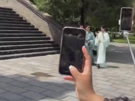 跑男来了,穿着我大邯郸的战袍撕名牌了