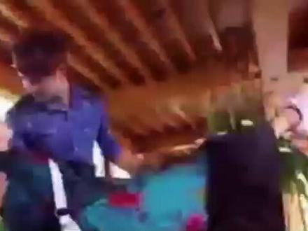 美女被保安扯破长裙,在即将摔倒之即正好被老板抱起 #那些年追过的剧