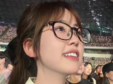 #陶喆重庆演唱会 被老大的香水炮弹轰晕啦!!#陶喆喷水 好香好香!好好玩!!#陶喆演唱会 10号氛围好好!!#二十二