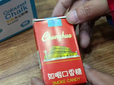 二狗子拿粉笔冒充烟糖 #童年小卖部 #童年#搞笑