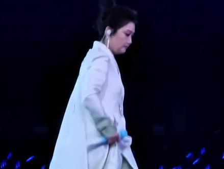 “天蓝蓝全球首错 被粉丝紧急拉回,玲花:你们唱的比我准”
#凤凰传奇#玲花曾毅#天蓝蓝#凤凰传奇杭州演唱会