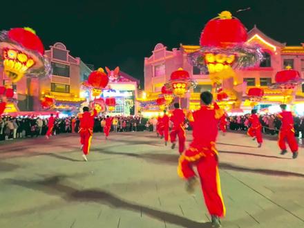 再发一波兰州老街高烨社火表演(大年初四)
兰州老街,年味十足!渭源县莲峰镇高烨社火表演,“高烨灯明,百鬼让道,社火夜行,祈福安康”,短短16字,道尽了这场非遗民俗的豪迈与温情,也藏着西北人刻在骨子里的浪漫与祈愿。
莲峰高烨,是渭源县莲峰镇独特的社火灯艺,起源于明清时期,当时是江淮移民带来的纸扎工艺和陇中的社火融合而成。高烨的高,代表步步升高,五谷丰登;烨,高烨夜行,百鬼让道,驱邪纳福的寓意。莲峰社火,一盏灯,一段情,一段非遗传承。
这些小伙子都是大学生,他们寒假回到家乡莲峰镇后,积极参与到高烨社火队中,传承、传播非遗民俗文化。为这些优秀的大学生们点大赞!