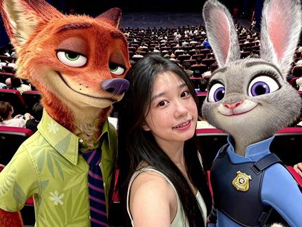 疯狂动物城2影院合照教程来咯 疯狂动物城合照终于学会啦!步骤:1️⃣打开剪映2️⃣图片设计3️⃣智能设计4️⃣选中四张图片 依次为(尼克-朱迪-本人-电影海报)5️⃣输入指令
剪映专属指令😘
不要换脸,人物脸部不能有任何改变!请将图1图2和图3的所有人物融合成一张俯拍自拍照,图3人物在中间,画面构图紧凑,二位主体靠得很近,头部略微上仰,眼神直视镜头,营造出强烈的视觉冲击力。左侧人物站得略靠前,需要保持人脸相似度;略微内扣身体,拍摄角度为高角度俯拍,使头部比例被夸张放大,符合典型的日韩视觉自拍风格。画面简洁干净,进一步凸显人物主体。风格偏向日系视觉系,整体画面清晰度高,用iphone前置自拍,最终呈现出精致、时尚的合影效果。要求人物实现无缝融进画面,视觉过渡自然,整体画面光线明亮且均匀,背景为超大电影院坐满了观众,三人背对银幕,银幕显示参考图4的《疯狂动物城2》电影精美海报填满屏幕,画面比例3:4。#剪映 #疯狂动物城2 #疯狂动物城情侣合拍#剪映图片设计