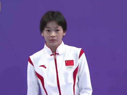 19 岁三金登顶跳台之巅,遭流言哽咽求饶,天才少女被恶意碾碎 19 岁全红婵手握三枚奥运金牌,以 “水花消失术” 封神,从湛江寒门少年逆袭成跳台传奇。七岁为母治病入行,熬过三年残酷发育关,生理晚熟五年,以极致自律铸就辉煌。却在巅峰期遭网暴围攻,哽咽求别骂亲友,自卑到不敢照镜、不敢穿短裙。即便被恶意包裹,仍体谅网暴者,这份善良远超金牌光芒。她不该被完美绑架,不必背负世俗枷锁,健康成长与自我本真,远比任何奖牌都更重要。#全红婵 #全红婵水花消失术 #跳水冠军全红婵 #运动员 #体育精神