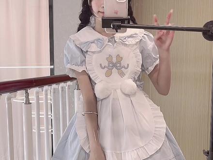 有小笨蛋不会穿围裙 让拿到的小姐姐帮忙录了个视频 大家可以看一下