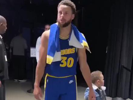 卡农:克莱在场上打球,你为什么还坐在这?
库里近日与记者Anthony Slater撰写了一篇关于克莱·汤普森以及下周圣诞大战将面对克莱的报道。
库里透露,前几天他和自己7岁的儿子卡农一起观看独行侠VS爵士的比赛,当克莱命中两个三分球时,库里下意识地为他欢呼,卡农随即不解地问道:“克莱在打球吗?那你为什么不在场上?”
库里向卡农解释:克莱现在已经在达拉斯独行侠打球了。
库里对Slater表示:“这种时刻真的会让人难受。我们的人生已经向前走了,但我仍然记得那段时光有多特别。这也再次提醒我,现实变成现在这样,确实令人惋惜。”#金州勇士 #水花兄弟 #库里 #汤普森 #卡侬库里