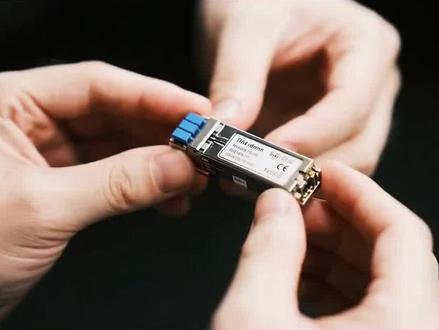 涨停爆单!华工科技订单排至年底,财报数据藏玄机?
拆解AI算力龙头财报,读懂涨跌背后的经营真相。
订单爆满之下,营收为何能稳步增长?
前三季度营收达110.38亿元,同比增长22.62%,受益AI算力爆发,光模块业务营收同比飙涨124%,800G产品占比达35%,双基地满产交付带动营收扩张。
净利增速远超营收,核心动力是什么?
归母净利润13.21亿元,同比大增40.92%,毛利率升至21.7%,光模块净利润同比暴涨541%,高端产品溢价叠加成本管控,盈利质量拉满。
现金流为何为-1.68亿元?并非经营恶化,而是备货高端光模块、预付原材料,较上年同期-2.35亿元已明显改善,属于扩张性投入。
整体而言,营收、净利双高增,核心业务景气度拉满,短期现金流承压不影响长期发展,成长确定性突出。
最后,问题来了,AI算力赛道火热,订单锁死全年的华工科技,还能继续领涨吗?
#财报分析 #基本面分析 #股票 #AI算力 #华工科技