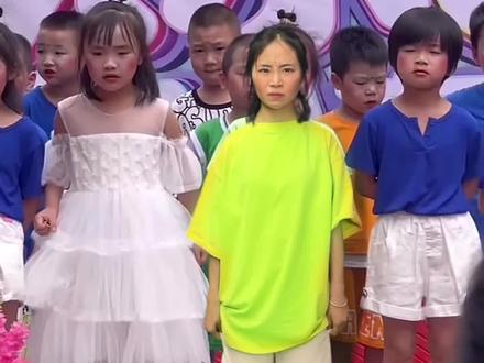 绿衣服的小盆友真是让我神魂颠倒~#模仿 #小学生版孤勇者 #搞笑