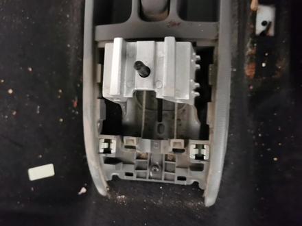 手动Polo中央扶手箱拆卸