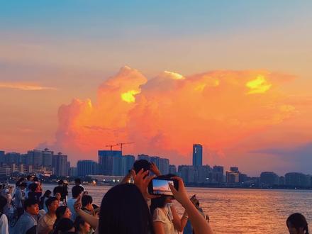 今年天气系统出现异常,台风蔷薇生成,5月27日傍晚, 海南40°高温后迎来绝美的火烧云,天气超级热,火烧云超级美,你拍到了吗?#火烧云 #绝美火烧云 #海南 #绝美的天空#台风蔷薇