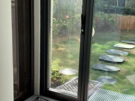 之前是看重它的颜值购买的,了解到是国产品牌,就支持下国货。没有考虑音质好不好,后来收到货后开箱仪式感满满,真的好开心。现在用了半年,对音质要求并不高的我,偶尔听听它,目前依然喜欢它的整个质感和颜值。它的屏幕设计是黑胶唱片的感觉,所以家里的背景墙也弄了黑胶唱片一整面墙,哈哈!可是,不知道为什么,手机录下来的音质和现场听区别很大,现场效果个人觉得蛮不错的。#好物推荐🔥 #软装搭配 #现场实拍 #自用好物分享 #家居生活