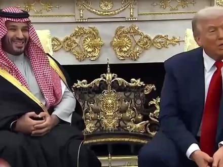 美媒记者当面问爱泼斯坦,特朗普急了:执照都给你吊销咯,糟糕的问题糟糕的你,我只是要你一个礼貌态度