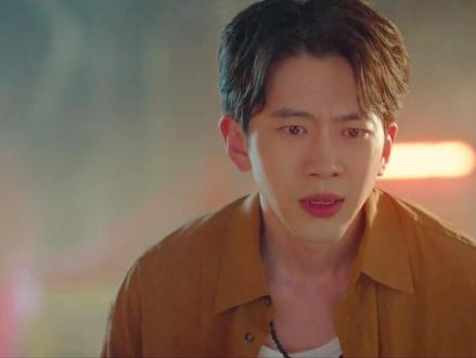 靳朝受伤失去了自信心,对姜暮发来的信息置之不理 #虞书欣姜暮情绪戏代入感 #虞书欣演的姜暮好让人心疼 #双轨 #虞书欣 @抖音小助手