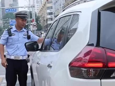 摘牌子成瘾,这事儿可不能惯着
来源:公安部交通管理局
审核:哈力木拉提
终审:哈力旦·皮达依