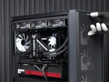 带你体验不一样的华硕追影A21安装过程 #diy电脑 #装机 #电脑 #9800X3D #沉浸式装机
CPU:AMD锐龙7 9800X3D散片 8核心16线程
主板:华硕主板/TUF GAMING B850M-PLUS
内存:雷克沙(Lexar)战神之翼 DDR5 6000 16GB*2 黑色 CL28
散热:钛坦SJ-A090黑色 AMD
显卡:七彩虹战斧 GeForce RTX 5070 Ti 豪华版 16GB
固态硬盘:宏碁 GM7000 PCIe 4.0 2TB 读写7400/6700
电源:微星 MAG A850GL PCIE5 黑色 金牌全模PCIE5.0
机箱:华硕追影 A21 黑色
风扇:骨伽灵镜V2 无限透镜 黑色 12CM 1800转
其他:模块化定制内存风扇PWM5000转