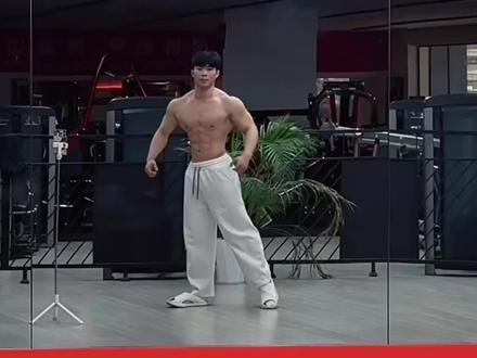 健身推荐官第七期:极致鬼脸——刘丰瑞@黄乐乐
剪辑师:@大米充碳
脚本@杰伊-YX
#健身 #健身运动#健身励志#健身氮泵 #健身干货