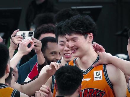 王哲林万分之夜竟变“默契局”?广州龙狮这波操作令人费解! #CBA #王哲林万分 #上海男篮VS广州男篮 #郭艾伦 #徐昕