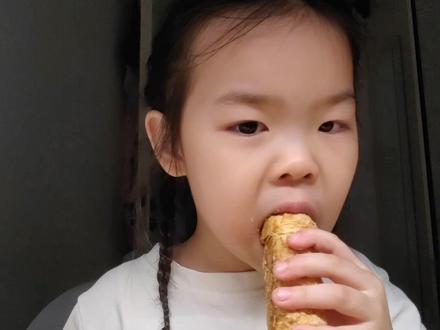 小孩姐自己悄咪咪录的吃播视频#小吃货在线 #萌宝小吃货