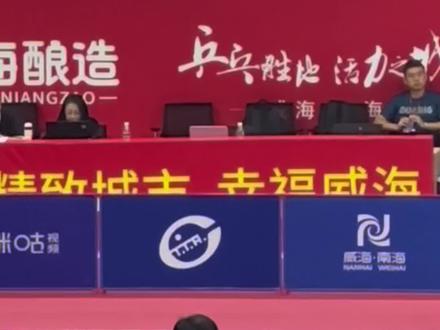 发戴护膝要在场外带,衣边必须在球台边塞,他有他的理由,别问,问就是你的不对😝😝😝#2023国乒威海热身赛 #莎头组合 #乒乓球 #王楚钦
