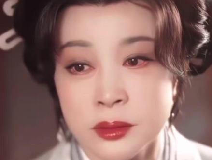 刘晓庆新剧吻戏直接吵翻!30岁年龄差太有争议了
家人们!刘晓庆新短剧的吻戏话题直接炸了,实打实的30岁年龄差,全网评论区都吵麻了😮
75岁的刘晓庆在新短剧里演少女,搭档的男演员金珈46岁,俩人整整差了30岁,剧中还有实打实的吻戏镜头。更有违和感的是,剧里演太后的演员比她还小12岁,这年龄错位感直接拉满了!
网友的态度直接两极分化,有人觉得画面违和感太重,甚至调侃男演员拍吻戏像完成任务,戏称是“工伤现场”;但也有人站刘晓庆,说娱乐圈老男演员搭年轻女演员很常见,对女演员双标太明显,她这是打破年龄枷锁。
而且了解到的是,刘晓庆本人对这事回应得很直接,说吻戏都是剧本需要,不是自己加戏,还直言女性不该被年龄定义。她拍戏是真的拼,之前还创下过10天拍80集、日均工作16小时的纪录,这份敬业是真的没话说。
其实这也不是她第一次拍短剧亲密戏了,去年的短剧里就有过额头吻,只是这次尺度更大争议更烈。有人说她是为了流量博噱头,也有人觉得高龄女演员能有主角戏不容易,短剧本就是给她们的新机会。
咱就说,30岁年龄差的荧幕吻戏,到底是突破边界还是不合时宜?评论区聊聊你的真实看法~
#刘晓庆 #吻戏争议 #年龄差 #刘晓庆短剧锦绣安然吻戏 #锦绣安然