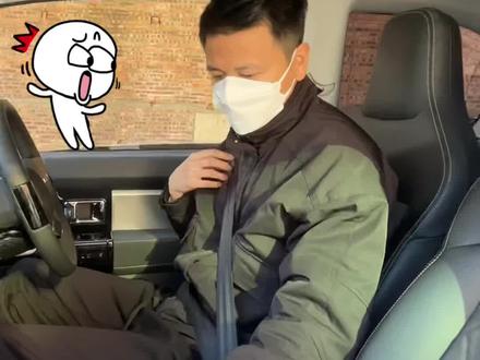 穿黑色衣服开车的司机,系安全带时一定要记得垫张纸,因为这样能给你省2分200元🤟#每天一个用车知识 #五菱宏光miniev