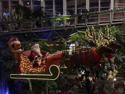 真的在光环出现了! 飞天圣诞老人出现在这片童话森林里了