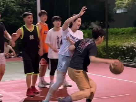 “晚饭差点被顶出来”#野球场肘姐