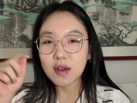 🍫喜茶·苦巧系列测评·还没喝的可以先看这一篇:
🍫苦巧·咸酪
我个人更喜欢这一杯
🧀他的顶层是奶盖,并且撒了一层满满的可可粉
喝起来就是很浓郁的巧克力的味道
有一点苦头,但是如果不仔细品尝的话 其实是感受不到苦味的
🥛茶体部分是可可奶的味道 很醇厚、丝滑,没有粉感
喝到后面有一部分可可粉沉淀了 巧克力味会更浓郁一点
🍵🍫苦抹·咸酪·碎银子
🧀这一杯他的顶层感觉像是奶油
喝起来是巧克力味淡奶油的口感,很厚的一层 所以喝到后面会感觉有点腻
🥛茶体部分 主调是可可巧克力味 后调是碎银子茶的味道
这一杯不知道是因为奶盖很厚 还是因为碎银子它的醇香 喝到后面就有点不想喝了 腻腻的 很难受
🍹这两杯相对而言
苦抹·咸酪 :相对更清爽,口感更轻盈一点 ,这一杯适合怕睡不着&口味比较淡的人群
苦抹·咸酪·碎银子:喝起来更醇厚,更浓郁,但就是容易腻
📍个人建议:一杯就够,两杯很容易腻的
#喜茶苦巧 #苦巧咸酪 #喜茶新品 #奶茶测评 #一般人不告诉他 @抖音创作小助手