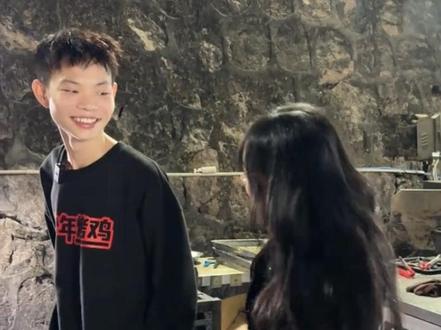 8小时,100只鸡,带你揭秘16岁烤鸡少年的一天 #少年烤鸡 #创业 #访谈