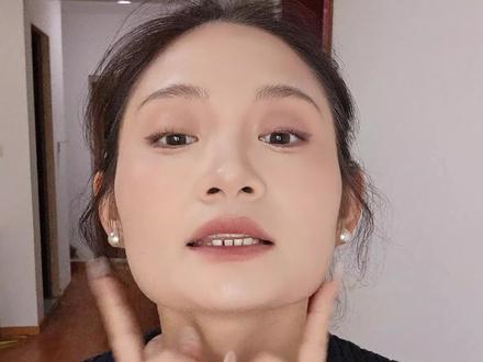 方脸发圈戴法
#方脸 #发圈 #方圆脸 #发圈发饰 #发型教程
