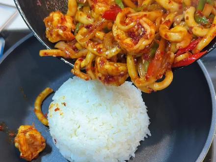 某村香辣鱿鱼拌饭! 村驴老师太优秀了,这个料汁的配比非常哇塞,强烈推荐大家试一试!#米村拌饭 #香辣鱿鱼须 #村驴 #盖饭 #家常美食