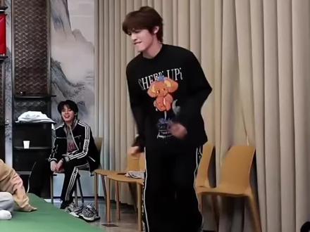 张泽禹:开静步怎么被秒了#张泽禹 #物料 #搞笑