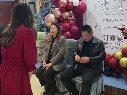 和我老婆第一次坐在这个位置,该说不说,出了钱也高兴,以后这个地方就有我们的一席之地拉。祝我弟弟订婚快乐,百年好合#订婚快乐 #家有喜事