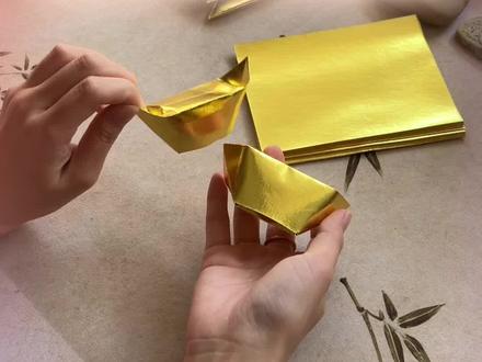 金元宝折法,简单通用,大部分长方形纸张均可。
临近清明,总有沉甸甸的怀念~记得祭奠祖先🍃
#清明节 #祭祖扫墓 #烧纸 #金元宝 #祈福