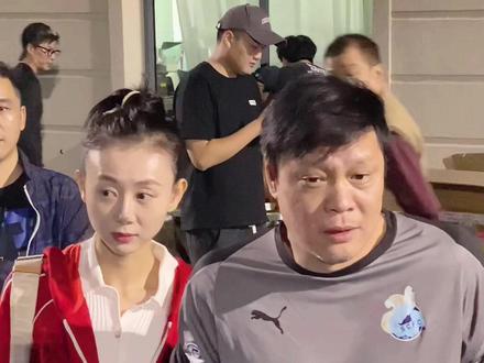 范志毅现身,妻子张梦瑾低调的陪伴左右,夫唱妇随,羡煞旁人…#中国足球 #范志毅 #张梦瑾 #足球的魅力 #上海申花