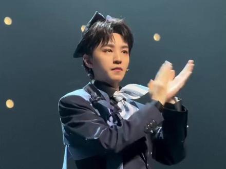 当台下的闪光灯接连亮起,话剧便也失去了本身的意义 #王俊凯 #王俊凯话剧 #趁世界还年青 #粉丝 #内容启发搜索