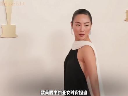 一部作品带飞、40+拿下Vogue: 她的爽文人生
🟠近日,韩裔女演员Greta Lee解锁了宇宙大刊VOGUE US的十一月刊封面,这个动作难度系数有多大呢?除了超模外,至今登上封面的东亚面孔,只有在2019年的大群封中分一杯羹的裴斗娜、杨颖,2021年拿到澳网冠军的大坂直美,以及2022年凭借鱿鱼游戏大火的郑浩妍。除此之外,她也是设计师Jonathan Anderson的缪斯,从老东家Loewe到新官上任的Dior,Greta都堪称御用移动衣架,秀款一套接一套的上身。今天,Buzz就来带你开启Greta Lee的风格之旅~
🟠更多精彩视频,尽在#不装编辑部BuzzEdit
#Gretalee #抖音风格实验室 #时尚开放麦 #明星
