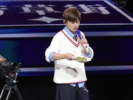 “我可以吃吗”“不可以吃?”“我就吃她吃不了”#张杰 #叶儿粑 #张杰成都演唱会 #张杰演唱会