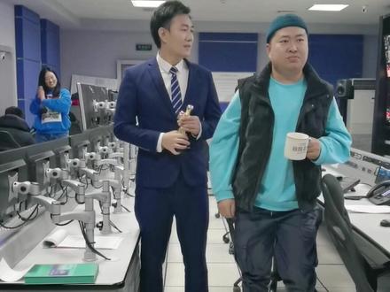 演播室里藏龙卧虎人才辈出,我这点颜值还真有些靠不住#我要上热门 #搞笑 #欢乐办公室 #一定要看到最后 #致敬每一位时代记录者