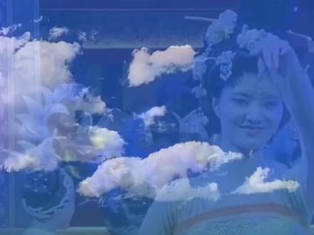 《清平调·其一》是李白为杨贵妃所作的经典诗作,全诗如下:
《清平调·其一》
李白
云想衣裳花想容,春风拂槛露华浓。
若非群玉山头见,会向瑶台月下逢。
诗句解析:
• “云想衣裳花想容”:以云比喻杨贵妃的衣裳,以花比喻她的容貌,巧妙写出其服饰华美、容颜娇美。
• “春风拂槛露华浓”:春风吹拂栏杆,带露的花朵更显艳丽,既写花,也暗喻杨贵妃如带露鲜花般娇艳动人。
• 后两句:用“群玉山”“瑶台”这些仙境意象,将杨贵妃比作仙女,夸赞其美如天人,非尘世所有。
全诗以花、云、春风等自然意象烘托美人之姿,辞藻华丽,意境优美,是咏美诗中的佳作。#每日诗词#唐诗宋词#国学文化#古诗词#每天一首古诗词