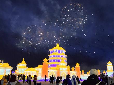 毕业离开武汉之后,在哈尔滨再一次拍到了黄鹤楼与烟花同框#哈尔滨 #冰雪大世界 #跨年 #烟花秀 #东北