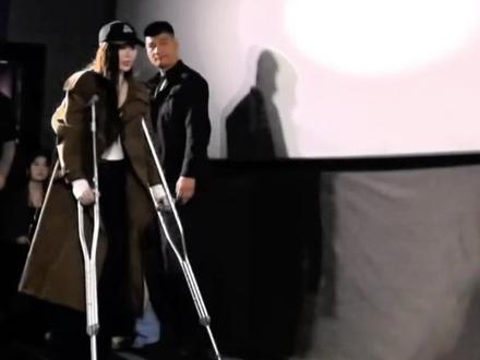 张天爱拄着拐路演 张天爱好美#张天爱