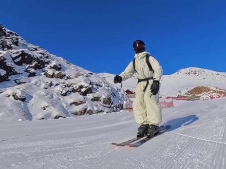 还是双板好 能边滑雪边跳舞给大家看 #双板自由式 #没点才艺都不敢来滑雪了 #影石雪季挑战赛 #滑雪相机 #影石全景相机X5