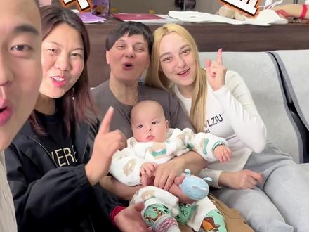 混血儿:贺西蒙
爸爸:中国北方人 (全家都是) 妈妈:乌克兰东部人 西蒙姥姥:有乌克兰南部和摩尔多瓦血统 西蒙姥爷:俄罗斯族 斯拉夫人
西蒙基因检测结果:其中百分之51.86是欧洲血统
其中北欧占了百分之36.03 南欧占了%15.62
百分之48.14中华民族血统
其中百分之42.69北方汉族
百分之2.81南方汉族
哎?这最后的百分之2.64为啥是藏缅族群?
#南希夫妇 #混血宝宝 #外国人