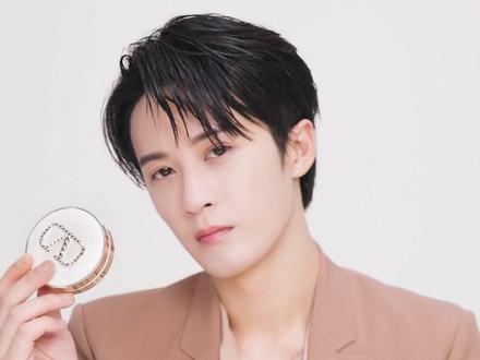 华伦天奴美妆品牌彩妆大使@檀健次 ,携全新#华伦天奴奢光气垫 一拍透润无瑕,自带天生奢光,It’s very Valentino!